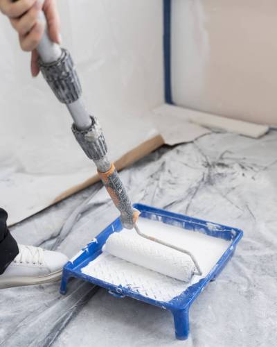 contratista-de-alto-angulo-pintando-la-pared-de-la-casa